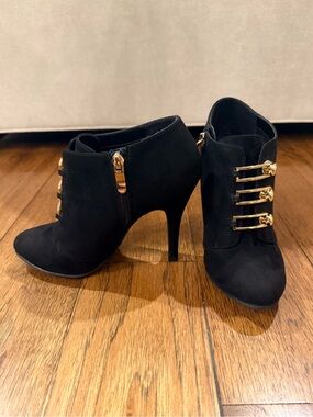BARELY WORN Eva & Zoe "Valerie" Black Suede Stiletto Ankle Strap Pumps